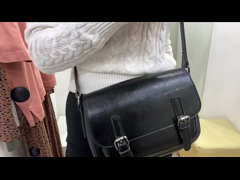 ❤️ Masturbazzjoni pubblika tal-kelba żagħżugħa FeralBerry b'dildo fil-kamra tal-armar ❤️❌ Video anali lilna mt.pornolemon.ru